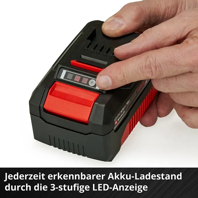 Einhell Professional Power X-Change 18V Akku PXC-Twinpack CB 2 - 18 V, 2 Akkus, 4 Ah - Detailaufnahme eines Einhell 18V 4.0Ah Akkus mit rotem Designelement und Ladezustandsanzeige, bedient von einer Hand.