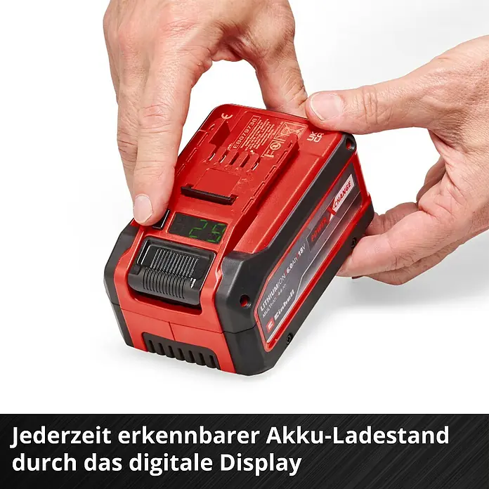Einhell Power X-Change 18V Akku Multi-Ah PXC-Plus - 18 V, 4 Ah - 6 Ah - Nahaufnahme eines roten Einhell Akkus mit digitaler Anzeige des Ladestands, gehalten in Händen.