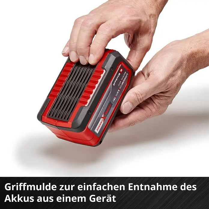 Einhell Power X-Change 18V Akku Multi-Ah PXC-Plus - 18 V, 4 Ah - 6 Ah - Nahaufnahme eines Einhell 18V 6.0Ah Power X-Change Akkus in Händen, der Griffmulden für einfache Entnahme zeigt.
