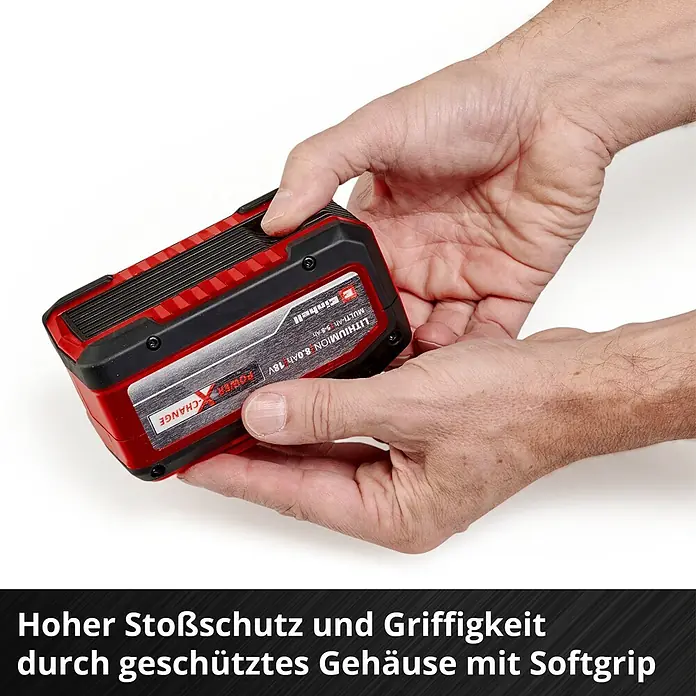 Einhell Power X-Change 18V Akku Multi-Ah PXC Plus - 18 V, 5 Ah - 8 Ah - Eine Einhell Power X-Change 18V 8.0Ah Batterie wird von Händen gehalten, was die Griffigkeit und den robusten Stoßschutz hervorhebt.
