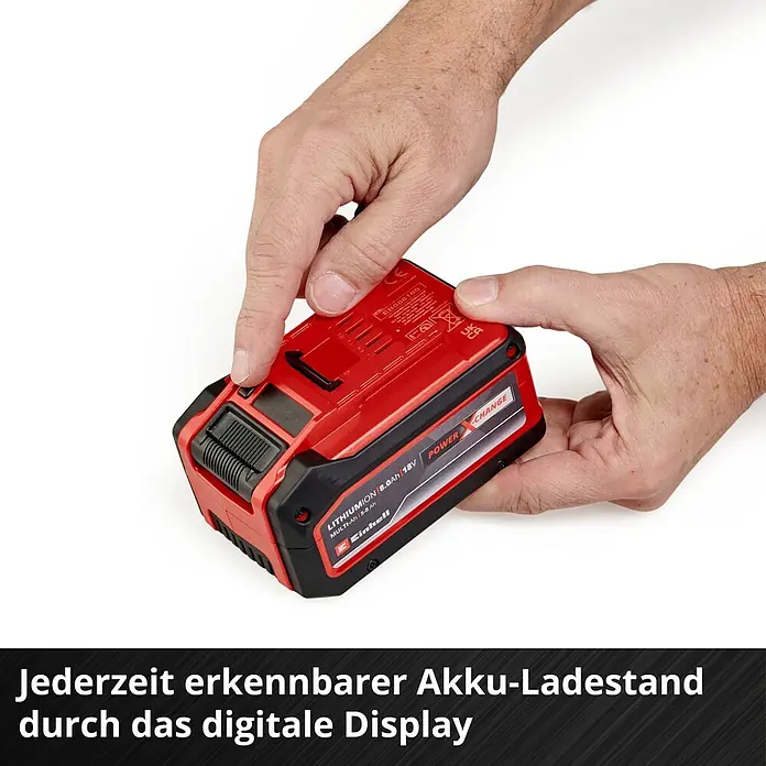 Einhell Power X-Change 18V Akku Multi-Ah PXC Plus - 18 V, 5 Ah - 8 Ah - Nahaufnahme eines roten Einhell 18V 8.0Ah Power X-Change Akkus, der von Händen gehalten wird, mit Fokus auf die Akkuanzeige.