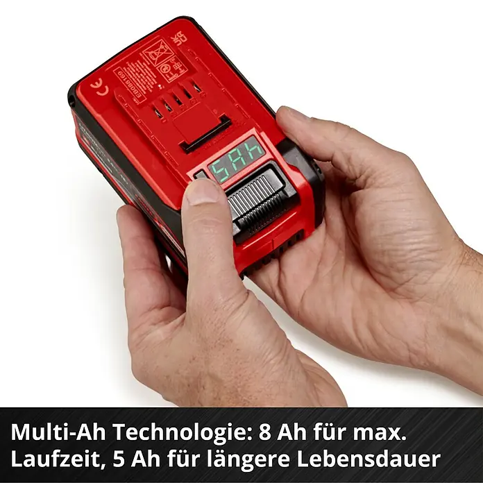Einhell Power X-Change 18V Akku Multi-Ah PXC Plus - 18 V, 5 Ah - 8 Ah - Nahaufnahme eines roten Akkus, der von Händen gehalten wird und eine digitale Anzeige mit "5 Ah" zeigt.