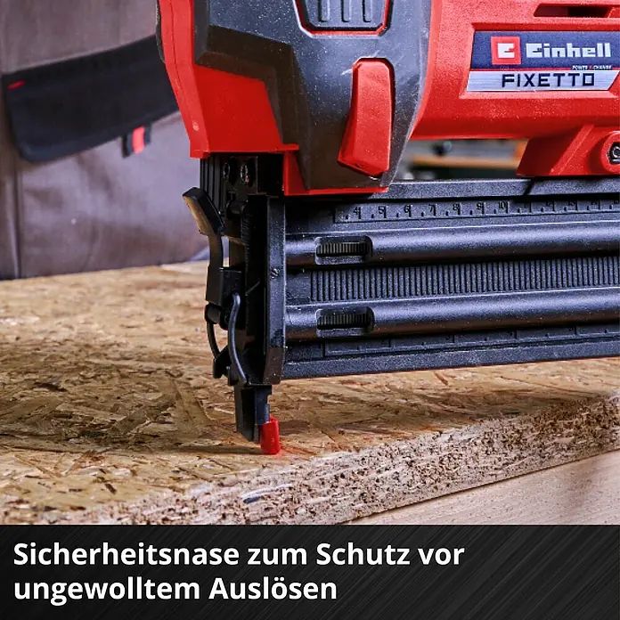 Einhell Professional PXC 18V Akku-Nagler Fixetto 18/50 N - 18 V, Ohne Akku, Länge Nagel: 15 mm - 50 mm - Einhell FIXETTO Akku-Nagelpistole im Einsatz, Nahaufnahme der Sicherheitsnase, die vor unbeabsichtigtem Auslösen schützt.