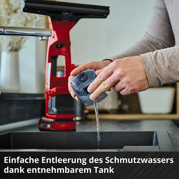 Einhell Power X-Change 18V Akku-Fenstersauger BRILLIANTO - 18 V, Ohne Akku, Behältervolumen: 0,1 l - Das Bild zeigt das einfache Entleeren des Schmutzwassertanks eines roten Fenstersaugers über einem Spülbecken.