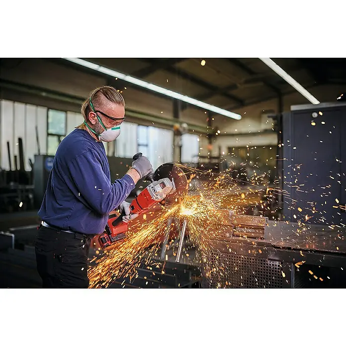 Einhell Professional Power X-Change 18V Akku-Winkelschleifer Axxio 36/230 Q - 18 V, Ohne Akku, Durchmesser Scheibe: 230 mm - Ein Arbeiter in Schutzkleidung benutzt einen Winkelschleifer, wobei Funken sprühen, um Metall zu bearbeiten. Das Werkzeug steht im Fokus.