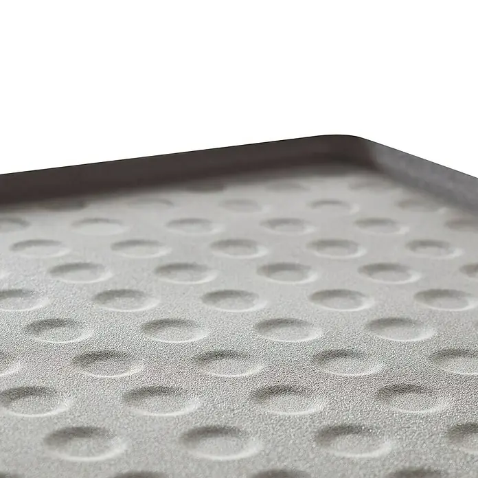 Protector para muebles bajo fregadero - 80 x 50 cm - Primer plano de una alfombrilla de goma gris con borde elevado y textura de círculos pequeños, ideal para proteger interiores.