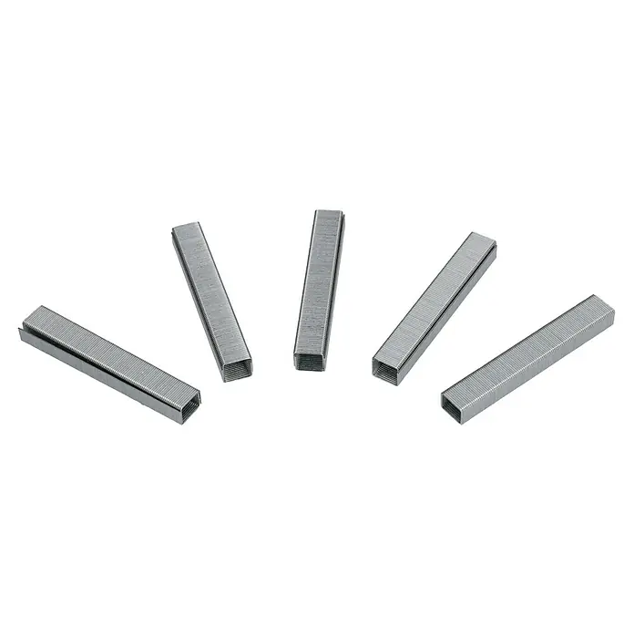 Bosch Feindrahtklammer Typ 53 - Länge: 8 mm, Rückenbreite: 11,4 mm, 1.000 Stk. - Nahaufnahme von mehreren Streifen silberner Heftklammern, die für Büroarbeiten und zum Heften von Papier unerlässlich sind.