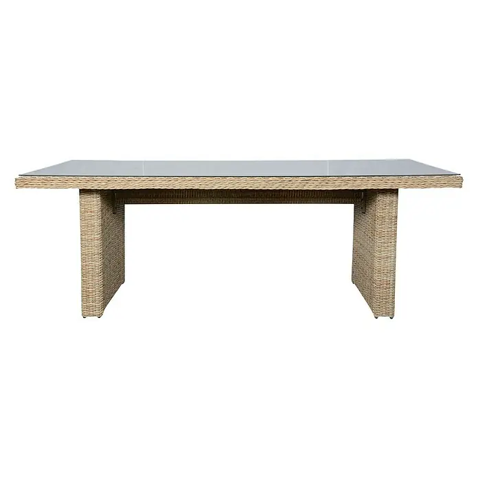 Conjunto de muebles Gotland - 2 pzs., Ratán sintético, Arena - La imagen muestra una mesa de comedor rectangular con tapa de vidrio y una base robusta de mimbre en un tono neutro.