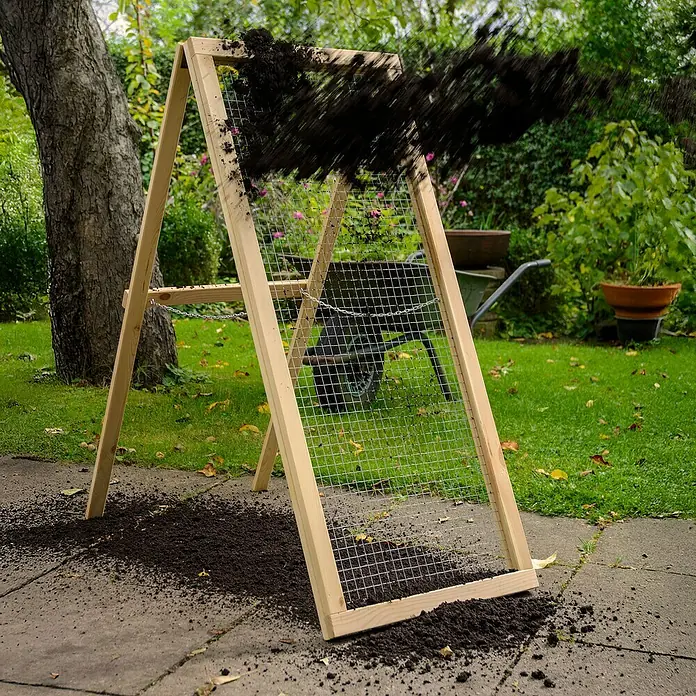 Dobar Durchwurfsieb - 53 x 110 x 85 cm, Holz - Gartenerde wird durch ein hölzernes Erdsieb gesiebt, um Steine und grobe Bestandteile zu entfernen und feine Erde zu gewinnen.