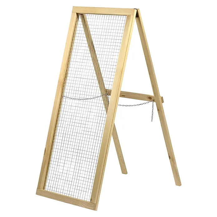 Dobar Durchwurfsieb - 53 x 110 x 85 cm, Holz - Nahaufnahme eines hölzernen Siebdruckständers mit einem feinen Drahtgeflecht, der für Bastelarbeiten und DIY-Projekte verwendet wird.