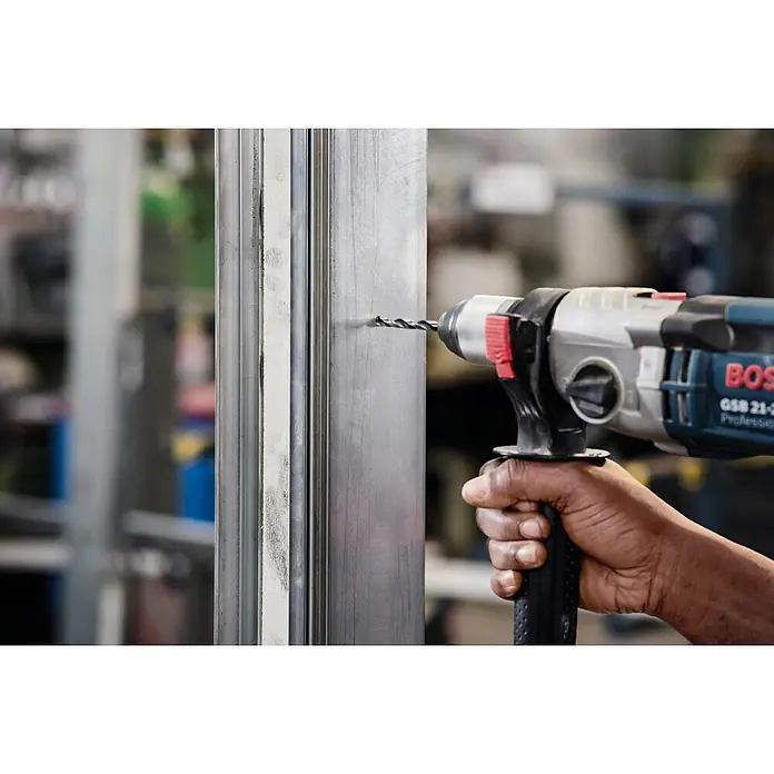 Bosch Metallbohrer PointTeQ - Durchmesser Bohrer: 10 mm - Ein Bosch GSB 21-2 Schlagbohrer bohrt ein Loch in einen Metallrahmen, der Fokus liegt auf der Präzision und Stärke des Bohrers.