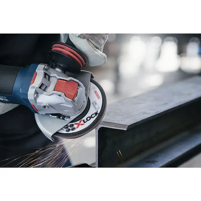 Bosch Fächerscheibe X431 Standard for Metal - Durchmesser Scheibe: 125 mm, Körnung: 80 - Winkelschleifer in Aktion, der Metall bearbeitet und dabei Funken sprühen lässt. Das Werkzeug ist von Bosch und mit X-Lock ausgestattet.