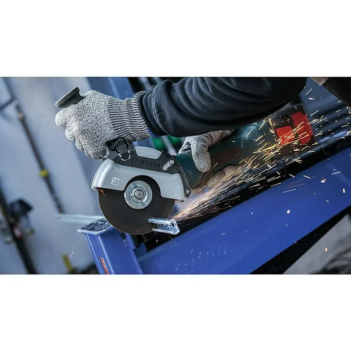 Bosch Trennscheibe Rapido Multi Construction - Durchmesser Scheibe: 125 mm, Geeignet für: Baustellenmaterialien - Eine Bosch-Trennschleifmaschine in Aktion, die mit Funkenflug ein Metallstück bearbeitet. Schutzkleidung ist für die Sicherheit unerlässlich.