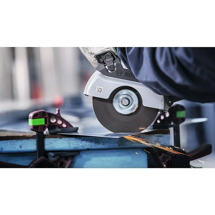 Bosch Trennscheibe Inox Rapido - Durchmesser Scheibe: 125 mm, Stärke Scheibe: 1 mm, 10 Stk. - Nahaufnahme einer Bosch-Trennsäge beim Schneiden von Metall, wobei Funken sprühen. Professionelles Werkzeug für präzise Schnitte.