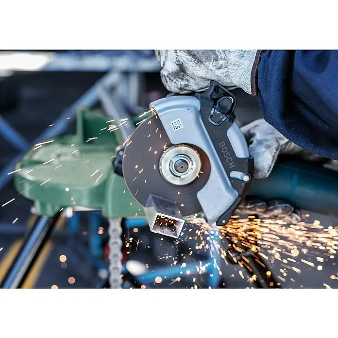 Bosch Trennscheibe A 30 S BF - Stärke Scheibe: 2,5 mm, Geeignet für: Stahl, Gerade - Ein Arbeiter benutzt eine Bosch-Trennsäge, um ein Metallstück zu schneiden, wobei Funken fliegen, was die Kraft und Präzision des Werkzeugs zeigt.