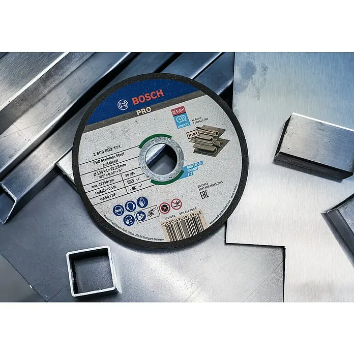 Bosch Trennscheibe Inox Rapido - Durchmesser Scheibe: 125 mm, Stärke Scheibe: 1 mm, 10 Stk. - Nahaufnahme einer Bosch Pro Trennscheibe für Edelstahl und Metall, umgeben von Metallprofilen und -stücken.