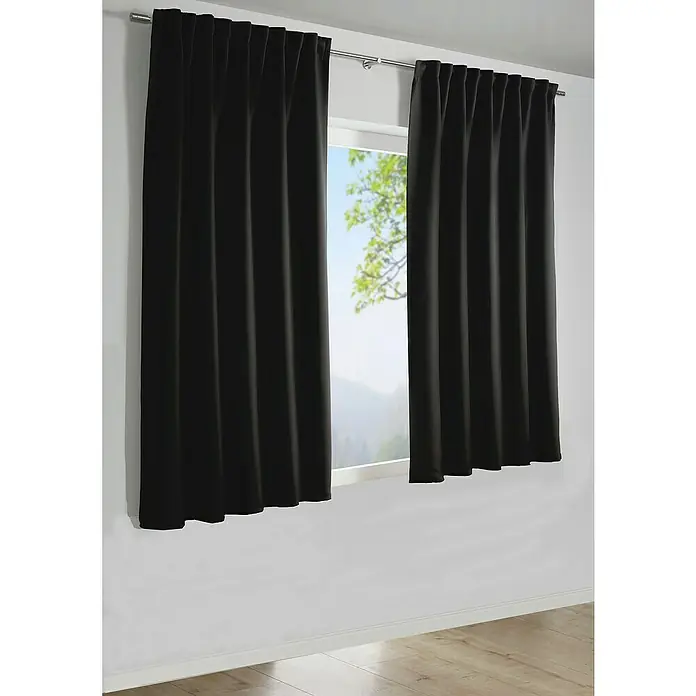 Schlaufenschal Dimout - B x H: 175 x 140 cm, Polyester, Schwarz - Schwarze Verdunkelungsvorhänge hängen an einer silbernen Gardinenstange vor einem Fenster mit Blick auf Bäume und einen bewaldeten Hügel.