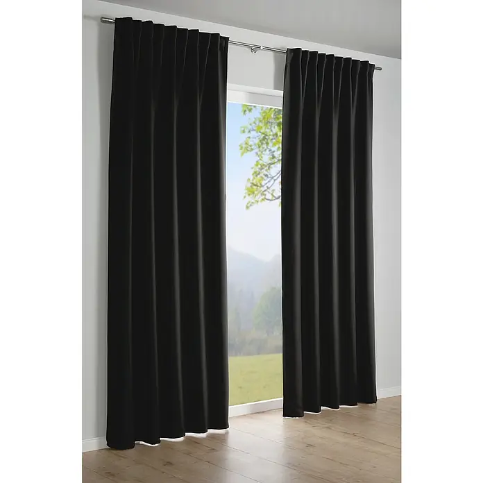 Schlaufenschal Dimout - B x H: 175 x 140 cm, Polyester, Schwarz - Elegante schwarze Vorhänge vor einem Fenster mit Blick auf eine grüne Landschaft. Perfekt für die Verdunkelung und als stilvolles Dekoelement.