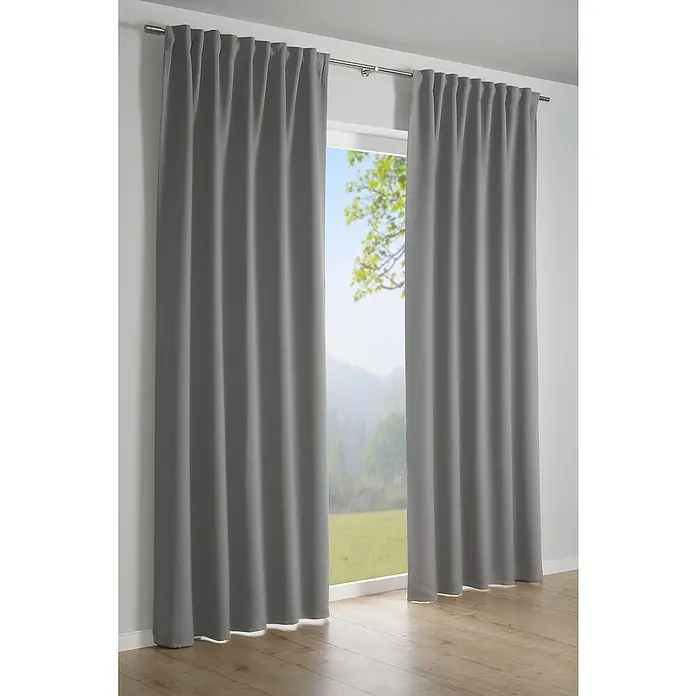 Schlaufenschal Dimout - B x H: 245 x 140 cm, Polyester, Grau - Graue Vorhänge hängen an einer silbernen Gardinenstange vor einem Fenster und bieten Privatsphäre und Verdunkelung für den Raum.