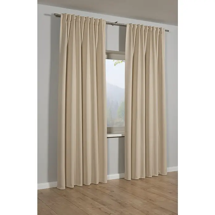 Schlaufenschal Dimout - B x H: 245 x 140 cm, Polyester, Natur - Elegante beigefarbene Vorhänge mit sanften Falten hängen an einer silbernen Gardinenstange und umrahmen ein Fenster mit Blick auf eine grüne Landschaft.