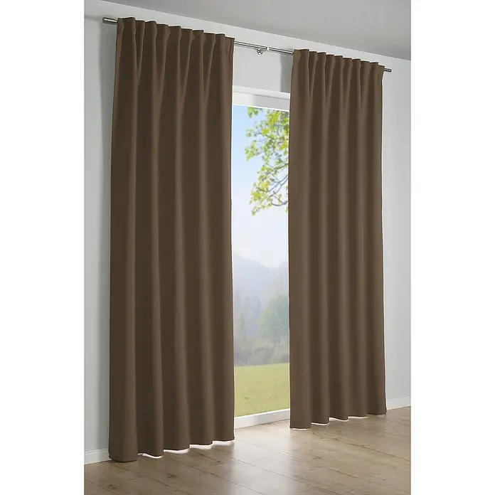 Schlaufenschal Dimout - B x H: 245 x 140 cm, Polyester, Taupe - Braune Vorhänge rahmen ein Fenster mit Blick auf eine malerische Landschaft ein und bieten Privatsphäre und Ambiente.