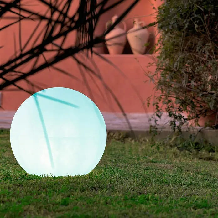 New Garden Solar-Dekoleuchte Buly - Durchmesser: 40 cm, IP65 - Leuchtende Kugel für den Außenbereich. Die wetterfeste Gartenleuchte spendet stimmungsvolles Licht und ist ein dekorativer Hingucker auf Rasenflächen.
