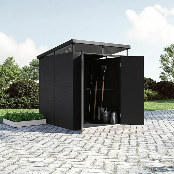 Hoggar Gartenhaus Nova - Außenmaß inkl. Dachüberstand (B x T): 190 x 192 cm, Kunststoff, Schwarz - Bild eines modernen, schwarzen Gartenschuppens mit geöffneten Türen, der Gartengeräte enthält. Ideal für die Gartenaufbewahrung.