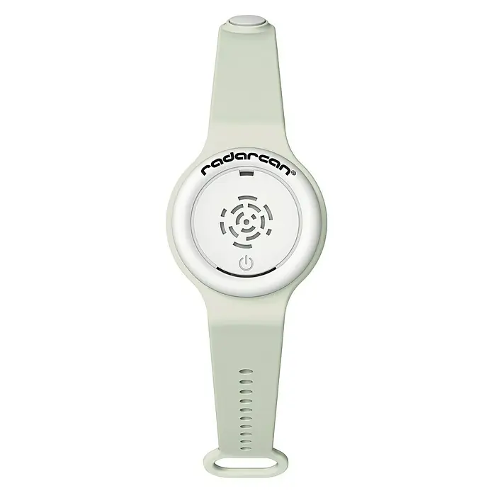 Antimosquitos personal plus R-100 - Multicolor, Con interruptor - Primer plano de una pulsera Radarcan, un dispositivo innovador para repeler mosquitos y otros insectos, ideal para actividades al aire libre.