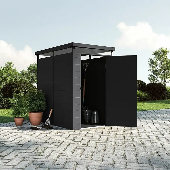 Hoggar Gartenhaus Nova - Außenmaß inkl. Dachüberstand (B x T): 131 x 190 cm, Kunststoff, Schwarz - Gartenschrank mit geöffneten Türen. Im Schrank befinden sich Werkzeuge, draußen stehen Pflanzen in Töpfen.