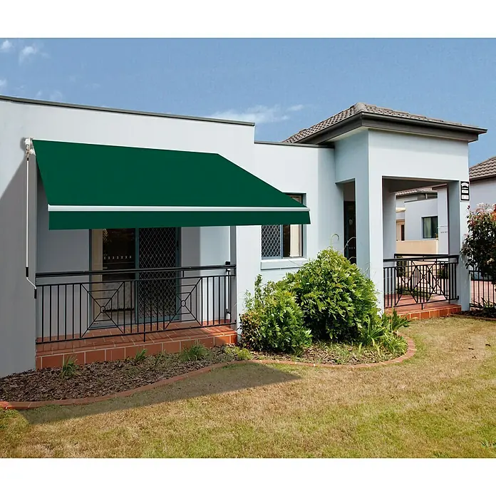 SmartSun Toldo de brazos extensibles Original Kit Poliéster - Verde, Ancho: 3 m, Caída: 2 m - Un toldo verde está instalado sobre un balcón, proporcionando sombra y protección del sol, a la vez que mejora el aspecto de la casa.