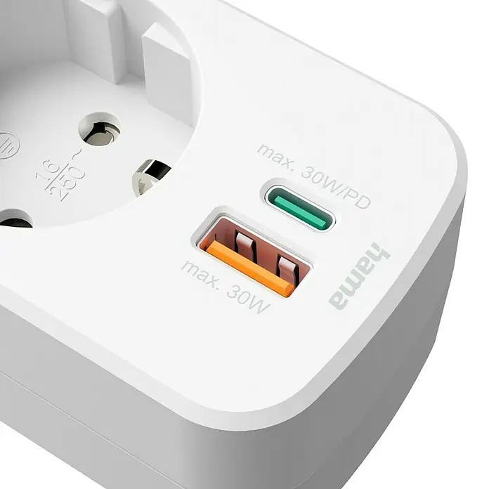 Hama USB-Kabel 3-fach USB-A, USB-C - Weiß, USB-A-Buchse - Detailaufnahme eines weißen Hama-Adapters mit USB- und USB-C-Anschlüssen, mit Fokus auf Design und Funktionalität des Produkts.