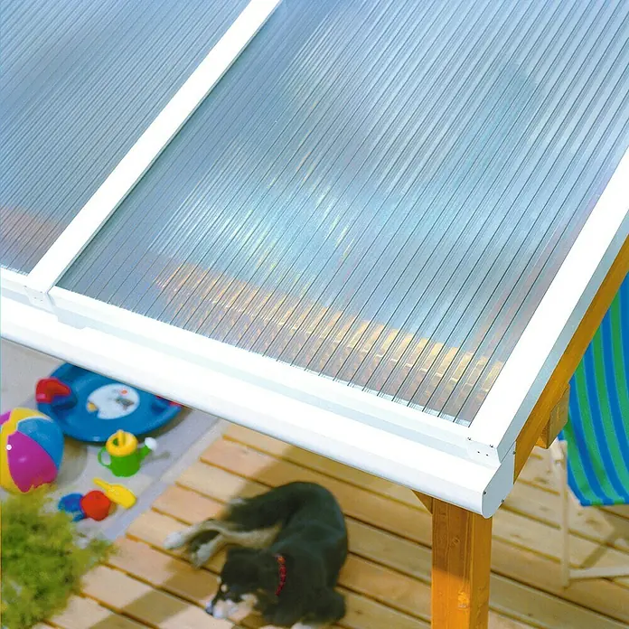 Placa de cámaras huecas - 2 m x 0,98 m x 6 mm, Plástico, Transparente - Primer plano de una cubierta de patio transparente con marco blanco, creando un espacio al aire libre luminoso y acogedor.