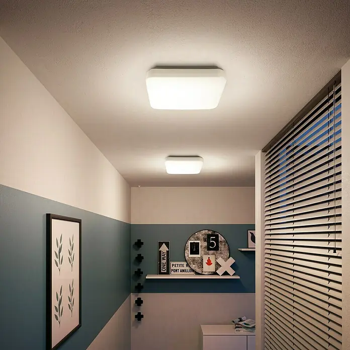Philips Plafón LED Mauve - 17 W, L x An x Al: 32,2 x 32,2 x 7,5 cm, Blanco - Primer plano de dos luces de techo LED que emiten una luz brillante y difusa para una iluminación agradable de la habitación.