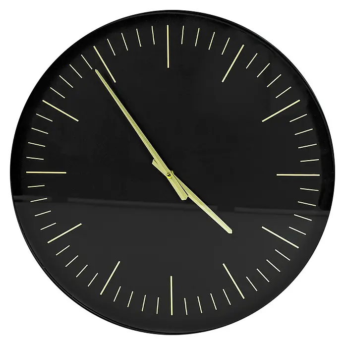 Wanduhr - Durchmesser: 50 cm, Schwarz/Gold - Schwarze Wanduhr mit goldenen Zeigern und Markierungen für eine elegante und moderne Note in jedem Raum. Die Uhr zeigt 10:22 an.