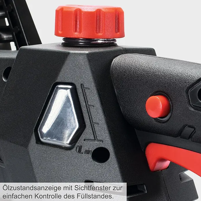 Scheppach Elektro-Kettensäge CSE2700 - 2.700 W, Schwertlänge: 45,5 cm, Max. Aststärke: 44 cm - Detailaufnahme einer Motorsäge mit Ölstandsanzeige und rotem Tankdeckel.