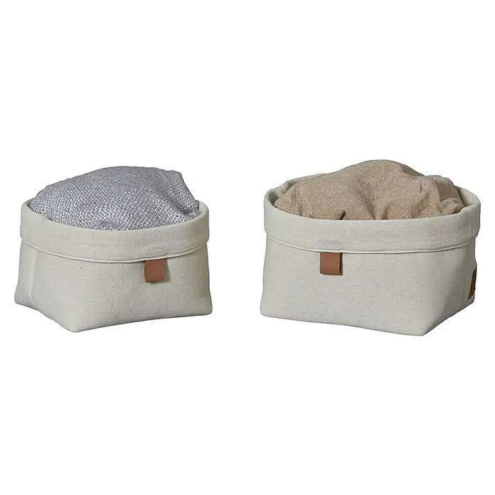 Store It Premium Bad-Aufbewahrungskorb - 22 x 18 x 16 cm, Baumwolle, Beige - Zwei cremefarbene Stoff-Aufbewahrungskörbe mit kleinen braunen Laschen, einer mit hellgrauem, der andere mit hellbeigem Stoff gefüllt.