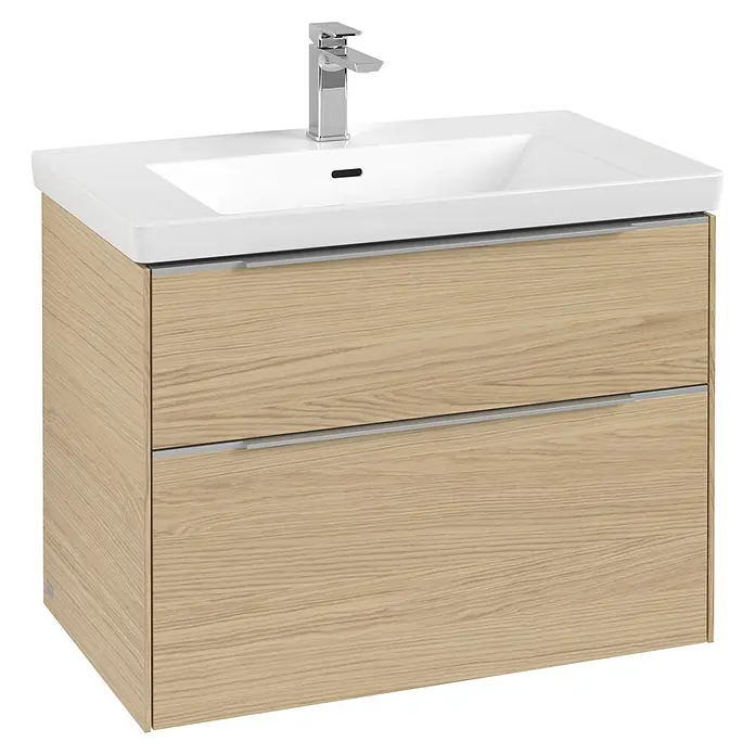 Villeroy & Boch Subway 3.0 Waschbeckenunterschrank - Nordik Oak, Anzahl Schubladen: 2 Stk., Farbe Griff: Aluminium glänzend, B x T x H: 77,2 x 47,8 x 57,6 cm - Bild eines Badezimmerschranks mit zwei Schubladen und einer weißen Spüle mit Armatur. Der Schrank hat eine helle Holzmaserung.