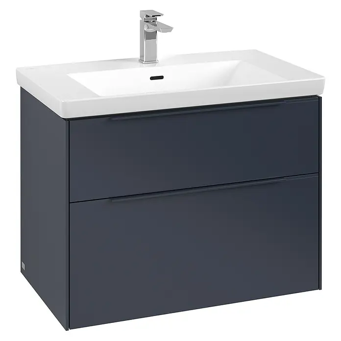 Villeroy & Boch Subway 3.0 Waschbeckenunterschrank - Marine Blue, Anzahl Schubladen: 2 Stk., Farbe Griff: Monochrom, B x T x H: 77,2 x 47,8 x 57,6 cm - Ein moderner Waschbeckenunterschrank in dunklem Farbton mit zwei Schubladen und einem weißen Aufsatzwaschbecken mit Armatur.
