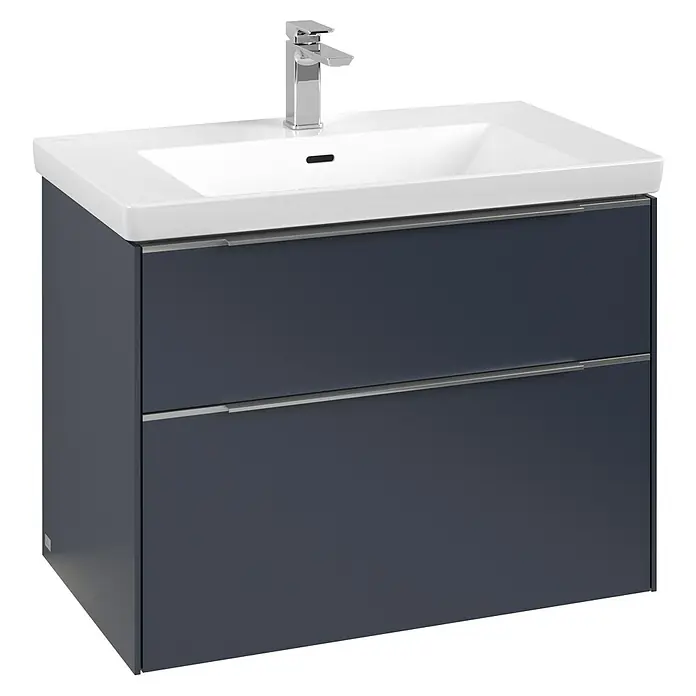 Villeroy & Boch Subway 3.0 Waschbeckenunterschrank - Marine Blue, Anzahl Schubladen: 2 Stk., Farbe Griff: Aluminium glänzend, B x T x H: 77,2 x 47,8 x 57,6 cm, Mit Beleuchtung - Schlichtes Badezimmer-Waschbeckenunterschrank mit zwei Schubladen und einem modernen Wasserhahn. Die Oberfläche ist weiß und die Fronten sind dunkelblau.