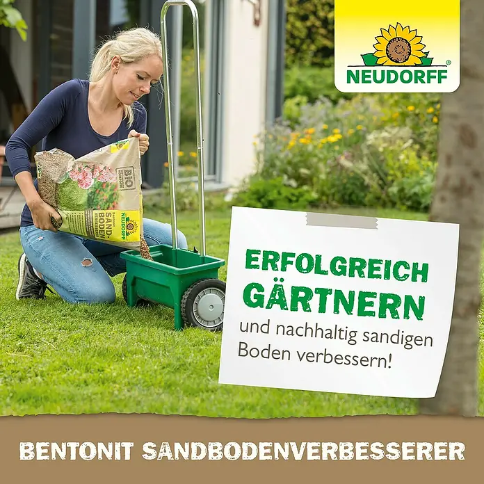 Neudorff Betonit Sandboden-Verbesserer - 10 kg, Max. Anwendungsfläche: 100 m² - Frau befüllt einen Neudorff Bentonit Sandbodenverbesserer-Streuwagen. Für erfolgreiches Gärtnern und nachhaltige Bodenverbesserung.