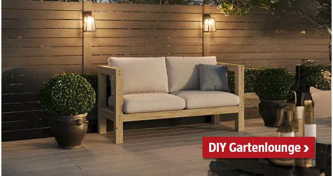 Selbstgemachte Gartenlounge aus Holz auf der Terrasse