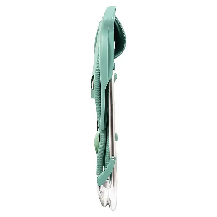 Silla de playa con cabezal Crespo - 64 x 55 x 100 cm, Textil, Turquesa - Primer plano de un cochecito plegado verde menta con estructura plateada y tejido de malla transpirable, diseñado para confort y comodidad.