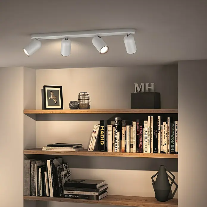 Philips Regleta Pongee - 5,5 W, L x An x Al: 8,2 x 62,8 x 12,2 cm, Blanco, GU10, 4 ud. - Lámpara de techo de cuatro bombillas en blanco montada en un techo sobre una estantería. Crea un ambiente acogedor en la habitación.