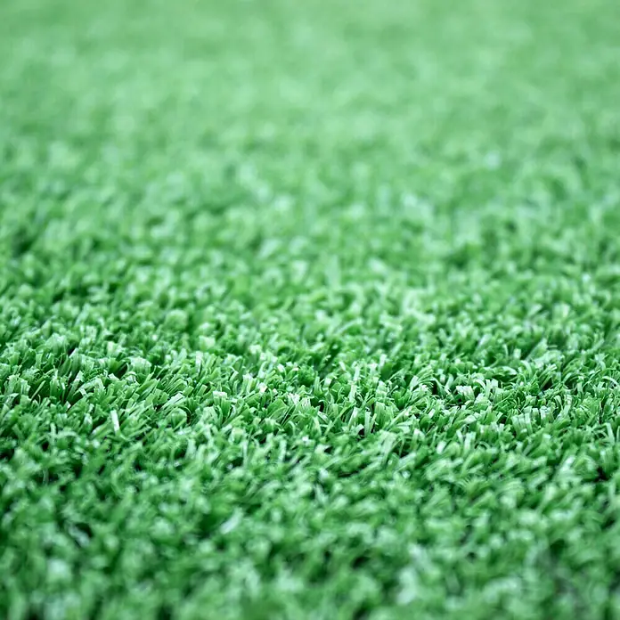 Césped artificial Fidji - 5 x 2 m, Altura del pelo: 7 mm, 60.480 puntadas/m² - Primer plano de césped artificial verde, ideal para jardines o campos deportivos. La textura es densa y realista, perfecta para uso exterior.