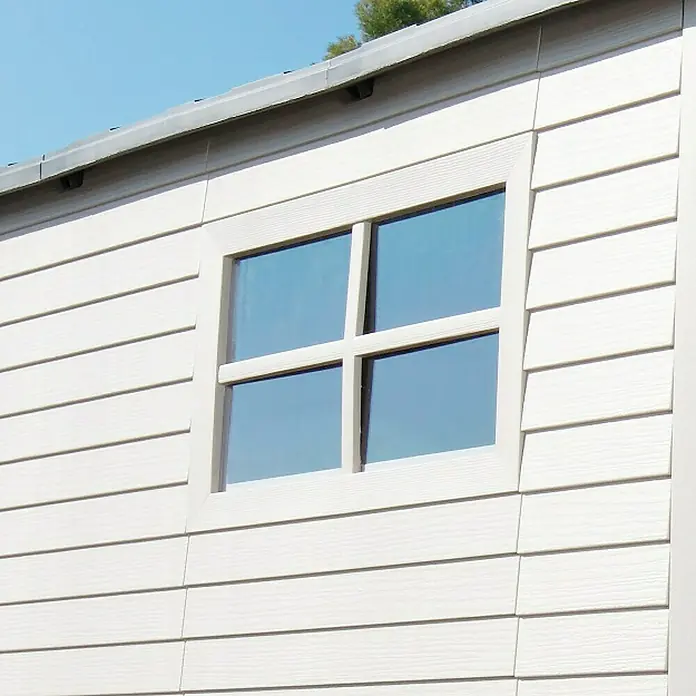 Gerätehaus Phoenix - Außenbreite inkl. Dachüberstand: 206 cm, Außentiefe inkl. Dachüberstand: 280 cm, Kunststoff, Lichtgrau/Anthrazit - Nahaufnahme eines Fensters mit weißem Rahmen in einer weißen Holzwand.