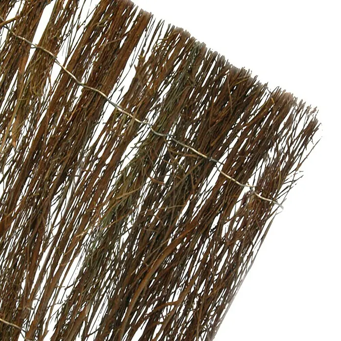 Brezo Bruc Plus 2 - 5 x 1 m, Marrón - Primer plano de una valla de privacidad de ramitas de sauce asegurada con alambre, ideal para jardines y terrazas como barrera natural contra el viento y la privacidad.