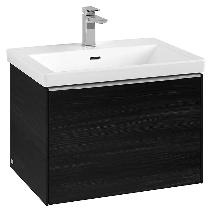 Villeroy & Boch Subway 3.0 Waschbeckenunterschrank - Black Oak, Anzahl Schubladen: 1 Stk., Farbe Griff: Aluminium glänzend, B x T x H: 62,2 x 47,8 x 42,9 cm - Bild einer Waschtischkombination mit einem dunklen Holzunterschrank und einem modernen, verchromten Wasserhahn.