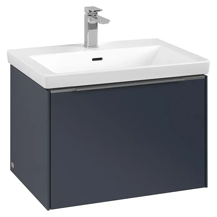 Villeroy & Boch Subway 3.0 Waschbeckenunterschrank - Marine Blue, Anzahl Schubladen: 1 Stk., Farbe Griff: Aluminium glänzend, B x T x H: 62,2 x 47,8 x 42,9 cm - Ein moderner Waschtischunterschrank in Dunkelblau mit einem Aufsatzwaschbecken in Weiß und einer glänzenden Chromarmatur.