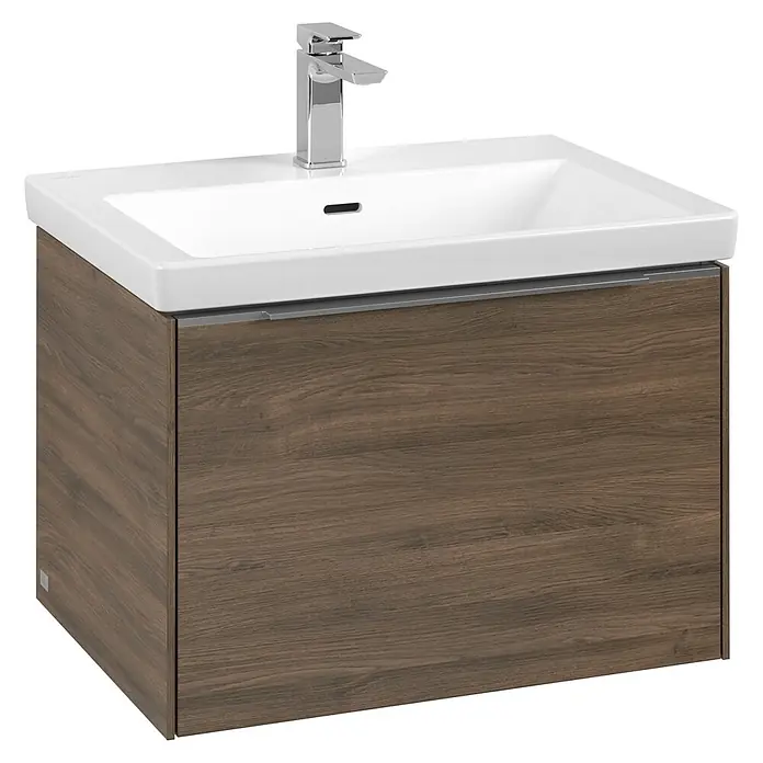 Villeroy & Boch Subway 3.0 Waschbeckenunterschrank - Arizona Oak, Anzahl Schubladen: 1 Stk., Farbe Griff: Aluminium glänzend, B x T x H: 62,2 x 47,8 x 42,9 cm - Ein Waschbeckenunterschrank mit Holzoptik und einer Armatur. Das Waschbecken ist weiß und hat ein modernes Design.