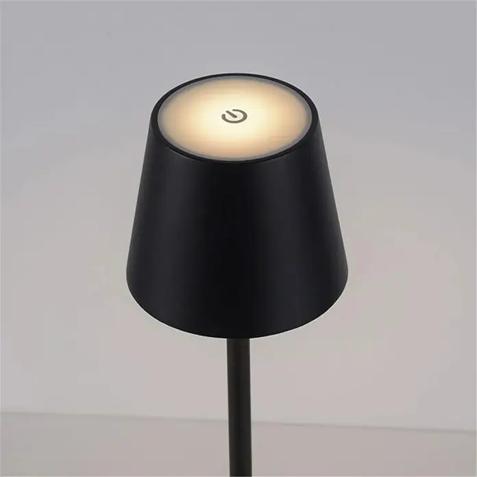 Just Light Lámpara de sobremesa a batería Euria - 3 W, L x An x Al: 11 x 11 x 37 cm, Blanco cálido, Negro - Primer plano de una lámpara de mesa moderna negra con interruptor táctil de encendido/apagado y luz cálida. Ideal para iluminación ambiental.